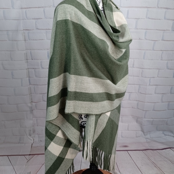 Universal Tread women's plaid print fringed shawl size one size fits most b11 - Picture 5 of 9